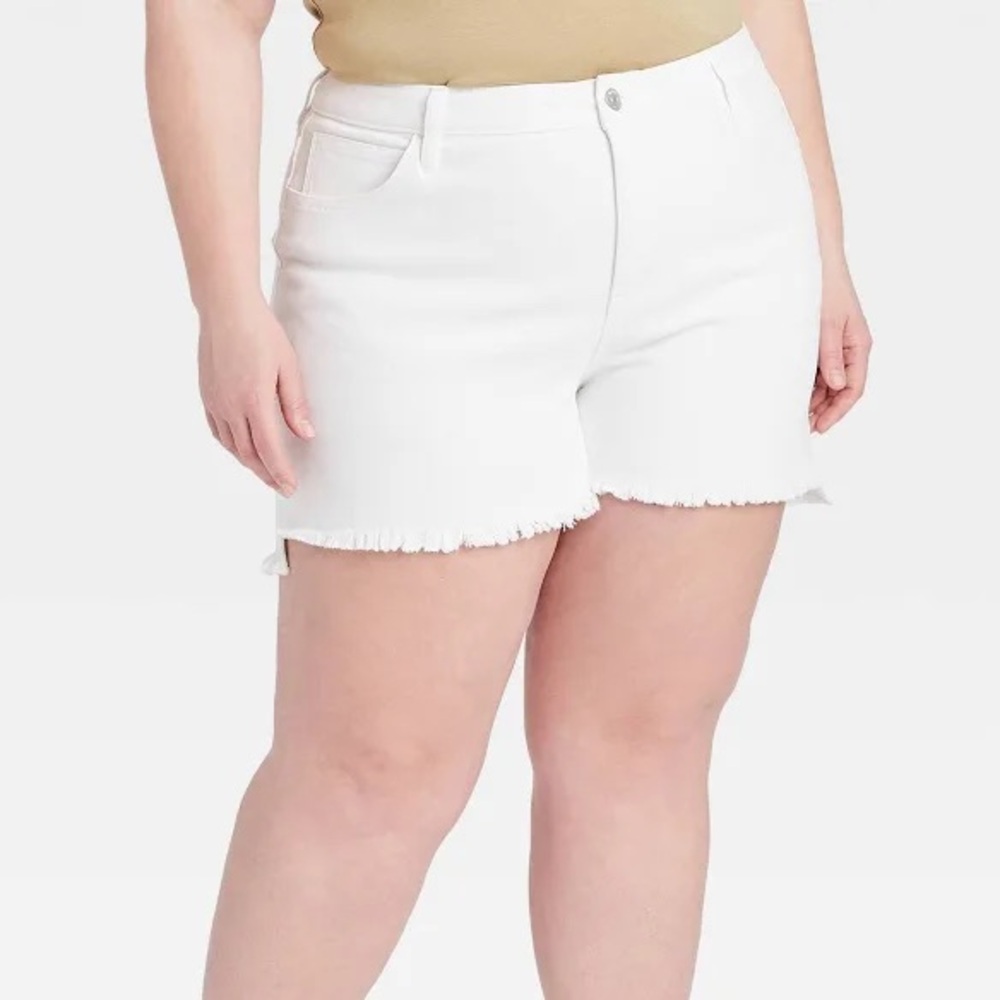NWOT Ava & Viv White Denim Frayed Hem Shorts Size 17